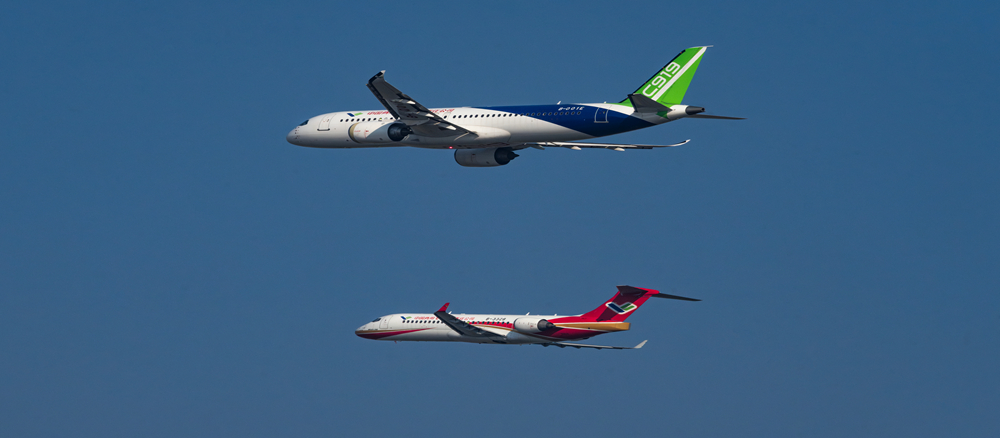 C919飛機首次飛抵拉薩，與正在進(jìn)行演示飛行的ARJ21飛機相聚在“世界屋脊”青藏高原_副本.jpg